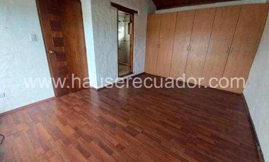 Casa con área verde y jardines, en conjunto seguro con piscina y seguridad 24/7, Conocoto