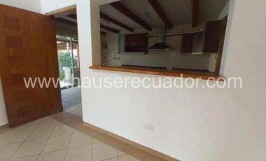 Casa con área verde y jardines, en conjunto seguro con piscina y seguridad 24/7, Conocoto