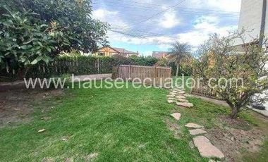 Casa con área verde y jardines, en conjunto seguro con piscina y seguridad 24/7, Conocoto