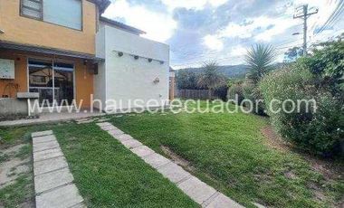 Casa con área verde y jardines, en conjunto seguro con piscina y seguridad 24/7, Conocoto