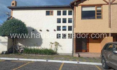 Casa con área verde y jardines, en conjunto seguro con piscina y seguridad 24/7, Conocoto