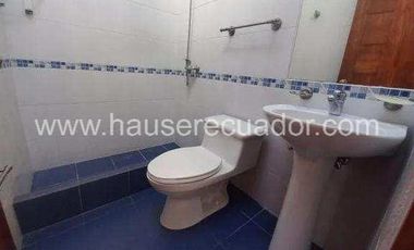 Casa con área verde y jardines, en conjunto seguro con piscina y seguridad 24/7, Conocoto