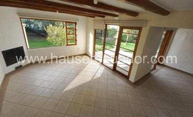 Casa con área verde y jardines, en conjunto seguro con piscina y seguridad 24/7, Conocoto