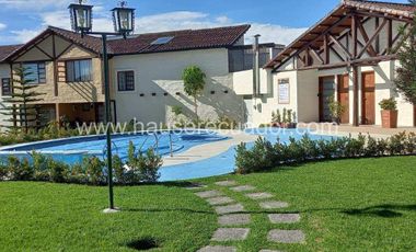 Casa con área verde y jardines, en conjunto seguro con piscina y seguridad 24/7, Conocoto