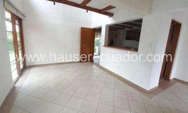 Casa con área verde y jardines, en conjunto seguro con piscina y seguridad 24/7, Conocoto