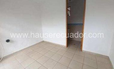 Casa con área verde y jardines, en conjunto seguro con piscina y seguridad 24/7, Conocoto
