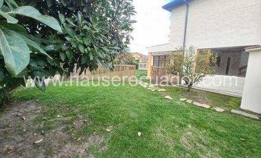Casa con área verde y jardines, en conjunto seguro con piscina y seguridad 24/7, Conocoto