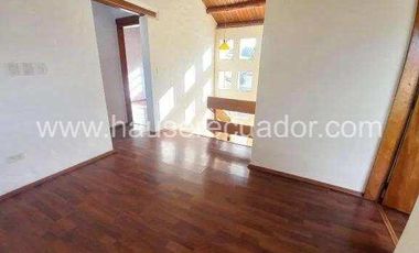 Casa con área verde y jardines, en conjunto seguro con piscina y seguridad 24/7, Conocoto