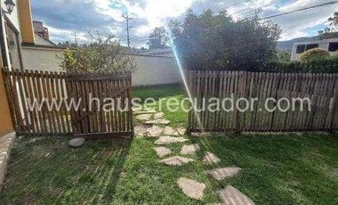 Casa con área verde y jardines, en conjunto seguro con piscina y seguridad 24/7, Conocoto