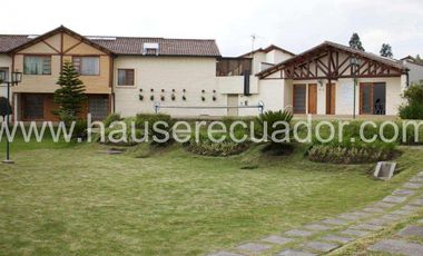 Casa con área verde y jardines, en conjunto seguro con piscina y seguridad 24/7, Conocoto
