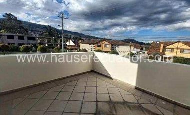 Casa con área verde y jardines, en conjunto seguro con piscina y seguridad 24/7, Conocoto