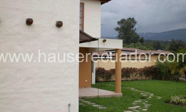 Casa con área verde y jardines, en conjunto seguro con piscina y seguridad 24/7, Conocoto
