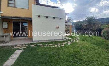 Casa con área verde y jardines, en conjunto seguro con piscina y seguridad 24/7, Conocoto