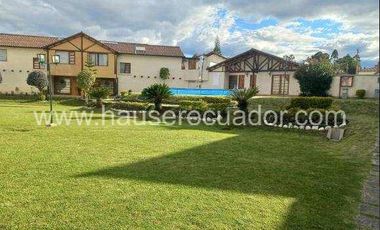 Casa con área verde y jardines, en conjunto seguro con piscina y seguridad 24/7, Conocoto