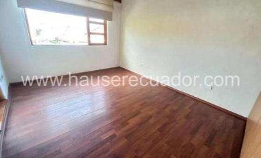 Casa con área verde y jardines, en conjunto seguro con piscina y seguridad 24/7, Conocoto