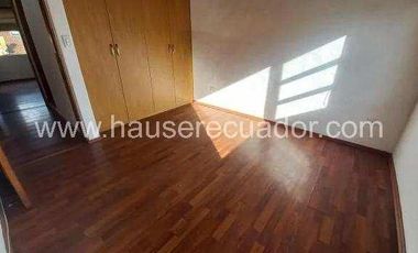 Casa con área verde y jardines, en conjunto seguro con piscina y seguridad 24/7, Conocoto