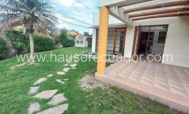 Casa con área verde y jardines, en conjunto seguro con piscina y seguridad 24/7, Conocoto