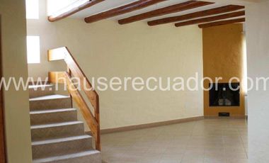 Casa con área verde y jardines, en conjunto seguro con piscina y seguridad 24/7, Conocoto