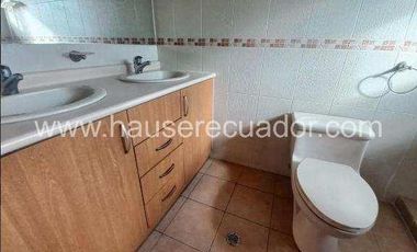 Casa con área verde y jardines, en conjunto seguro con piscina y seguridad 24/7, Conocoto