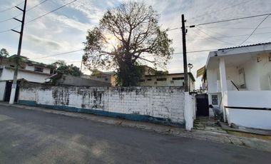Venta de terreno bi familiar con buen frente en Los Ceibos zona cerrada