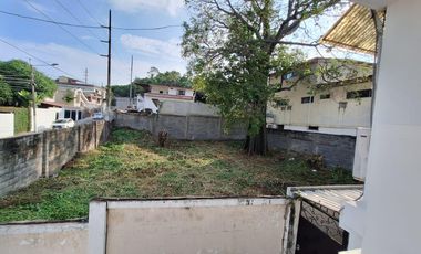 Venta de terreno bi familiar con buen frente en Los Ceibos zona cerrada