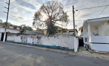 Venta de terreno bi familiar con buen frente en Los Ceibos zona cerrada