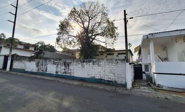 Venta de terreno bi familiar con buen frente en Los Ceibos zona cerrada
