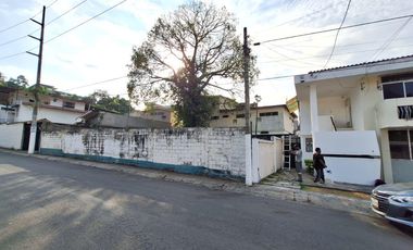 Venta de terreno bi familiar con buen frente en Los Ceibos zona cerrada