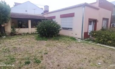 Amplia casa 5 ambientes, cocina, baÃ±o y amplio terreno