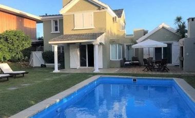 Casa frente al mar de 5 dormitorios en La Barra, Punta del Este