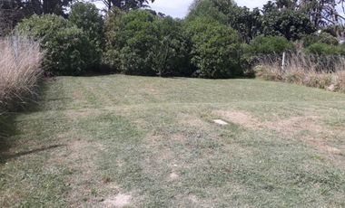 casa en lote propio de tres ambientes desarrollada en dos plantas.  Bo. Acantilados