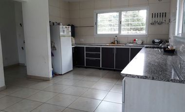 casa en lote propio de tres ambientes desarrollada en dos plantas.  Bo. Acantilados