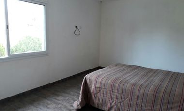 casa en lote propio de tres ambientes desarrollada en dos plantas.  Bo. Acantilados