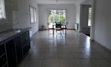 casa en lote propio de tres ambientes desarrollada en dos plantas.  Bo. Acantilados