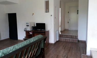 casa en lote propio de tres ambientes desarrollada en dos plantas.  Bo. Acantilados