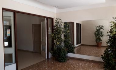 Departamento de 3 Ambientes a La Calle con Patio en Miramar