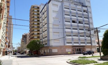 Departamento de 3 Ambientes a La Calle con Patio en Miramar