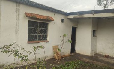 Lote con casa a reciclar