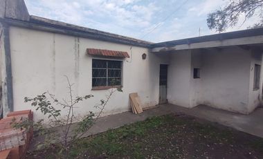 Lote con casa a reciclar