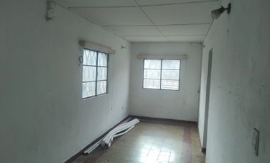 Lote con casa a reciclar