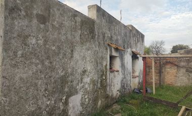 Lote con casa a reciclar