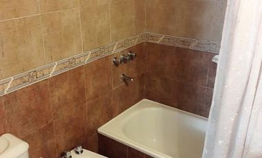 Duplex de 3 Ambientes con Patio y Cochera.