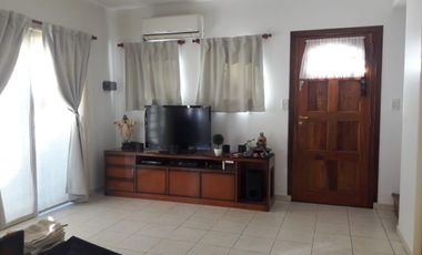 Duplex de 3 Ambientes con Patio y Cochera.