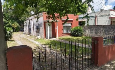 Casa con Amplio Lote - Excelente Ubicacion