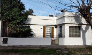 VENDE CASA TIPO AMERICANA EN CASTELAR