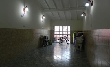Vivienda multifamiliar sobre lote de 10 x 30 mts, 2 departamentos al frente y casa al fondo con garage.