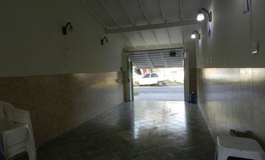 Vivienda multifamiliar sobre lote de 10 x 30 mts, 2 departamentos al frente y casa al fondo con garage.