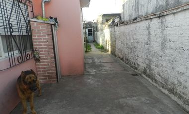 Vivienda multifamiliar sobre lote de 10 x 30 mts, 2 departamentos al frente y casa al fondo con garage.