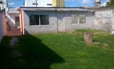 Vivienda multifamiliar sobre lote de 10 x 30 mts, 2 departamentos al frente y casa al fondo con garage.