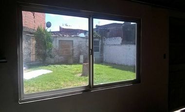 Vivienda multifamiliar sobre lote de 10 x 30 mts, 2 departamentos al frente y casa al fondo con garage.